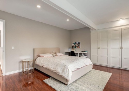 236 2 Avenue Ne, Calgary, AB - Indoor Photo Showing Bedroom