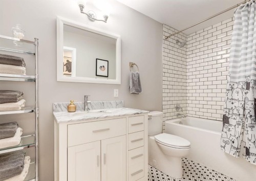 236 2 Avenue Ne, Calgary, AB - Indoor Photo Showing Bathroom
