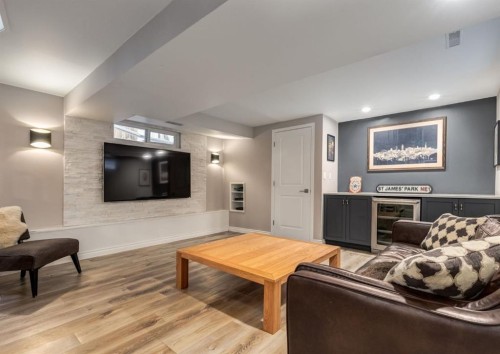 236 2 Avenue Ne, Calgary, AB - Indoor Photo Showing Living Room