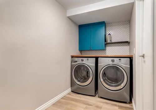 236 2 Avenue Ne, Calgary, AB - Indoor Photo Showing Laundry Room