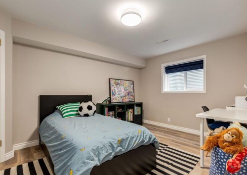 236 2 Avenue Ne, Calgary, AB - Indoor Photo Showing Bedroom