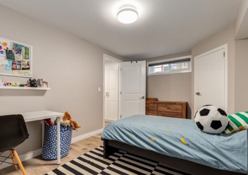 236 2 Avenue Ne, Calgary, AB - Indoor Photo Showing Bedroom