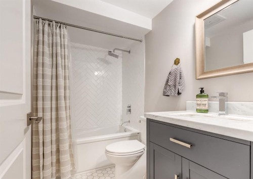 236 2 Avenue Ne, Calgary, AB - Indoor Photo Showing Bathroom