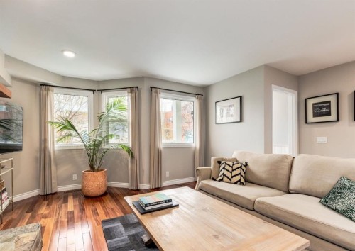 236 2 Avenue Ne, Calgary, AB - Indoor Photo Showing Living Room