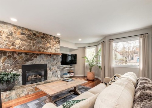 236 2 Avenue Ne, Calgary, AB - Indoor Photo Showing Living Room With Fireplace