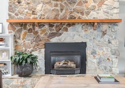 236 2 Avenue Ne, Calgary, AB - Indoor Photo Showing Living Room With Fireplace