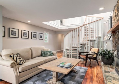 236 2 Avenue Ne, Calgary, AB - Indoor Photo Showing Living Room