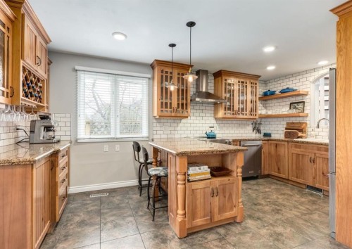 236 2 Avenue Ne, Calgary, AB - Indoor Photo Showing Kitchen