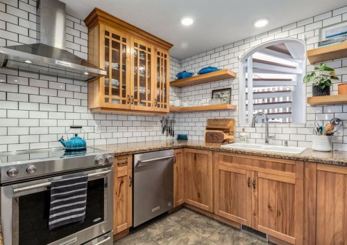 236 2 Avenue Ne, Calgary, AB - Indoor Photo Showing Kitchen