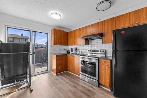 40 Pinecliff Close Ne, Calgary, AB - Indoor Photo Showing Kitchen