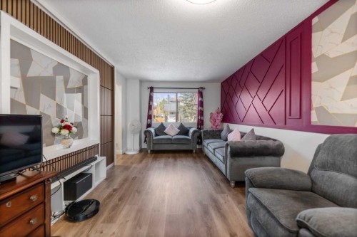 40 Pinecliff Close Ne, Calgary, AB - Indoor Photo Showing Living Room