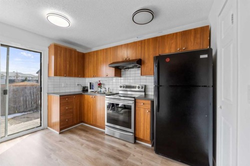 40 Pinecliff Close Ne, Calgary, AB - Indoor Photo Showing Kitchen