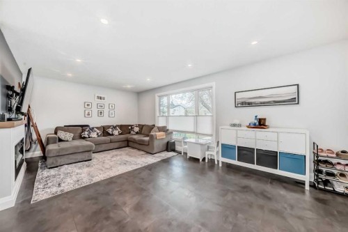 5224 19 Avenue Nw, Calgary, AB - Indoor Photo Showing Living Room