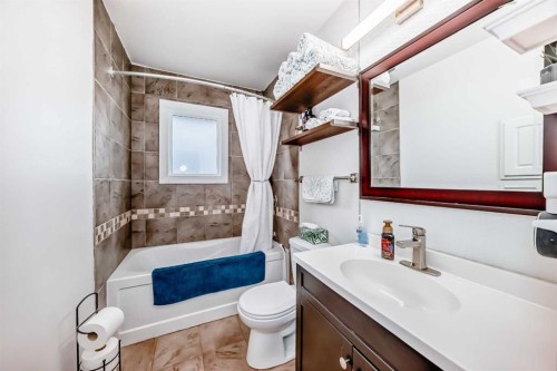 5224 19 Avenue Nw, Calgary, AB - Indoor Photo Showing Bathroom