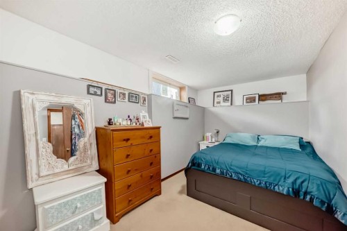 5224 19 Avenue Nw, Calgary, AB - Indoor Photo Showing Bedroom
