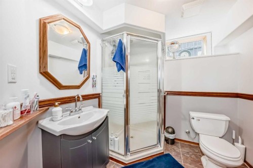 5224 19 Avenue Nw, Calgary, AB - Indoor Photo Showing Bathroom