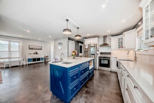 5224 19 Avenue Nw, Calgary, AB - Indoor Photo Showing Kitchen With Upgraded Kitchen
