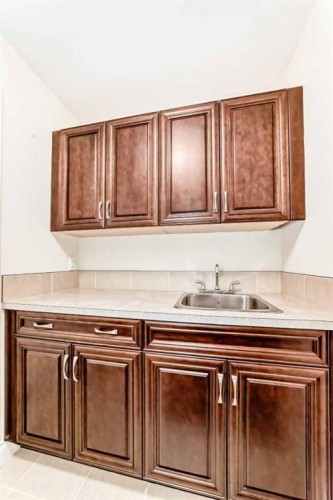 60 Hong Kong Road Sw, Calgary, AB - Indoor Photo Showing Kitchen