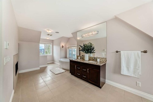 60 Hong Kong Road Sw, Calgary, AB - Indoor Photo Showing Bathroom
