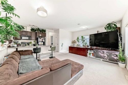 60 Hong Kong Road Sw, Calgary, AB - Indoor Photo Showing Living Room