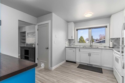 36 Bearberry Crescent Nw, Calgary, AB - Indoor Photo Showing Kitchen