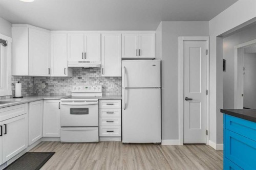 36 Bearberry Crescent Nw, Calgary, AB - Indoor Photo Showing Kitchen