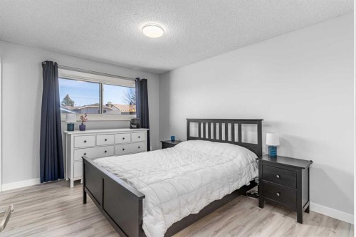 36 Bearberry Crescent Nw, Calgary, AB - Indoor Photo Showing Bedroom