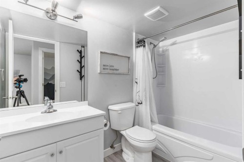 36 Bearberry Crescent Nw, Calgary, AB - Indoor Photo Showing Bathroom