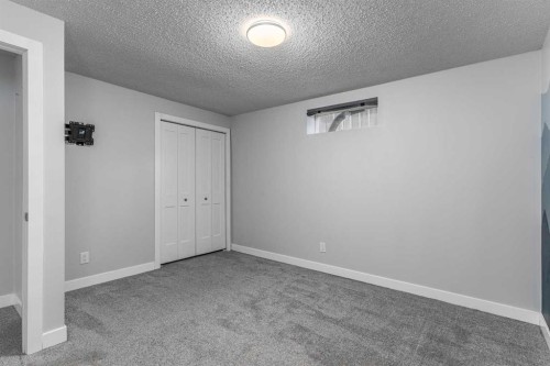 36 Bearberry Crescent Nw, Calgary, AB - Indoor Photo Showing Other Room