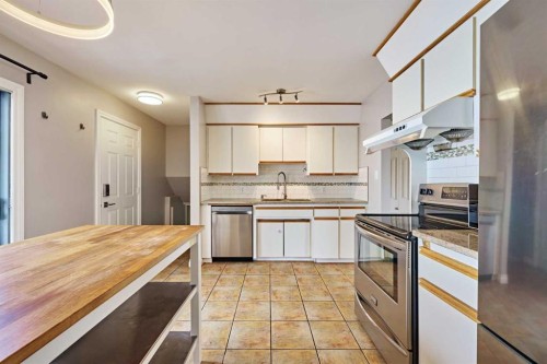 612 101 Avenue Sw, Calgary, AB - Indoor Photo Showing Kitchen