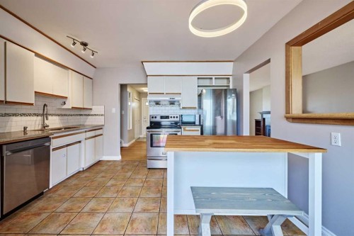 612 101 Avenue Sw, Calgary, AB - Indoor Photo Showing Kitchen