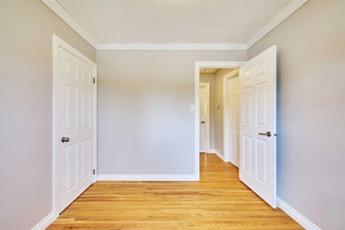 612 101 Avenue Sw, Calgary, AB - Indoor Photo Showing Other Room