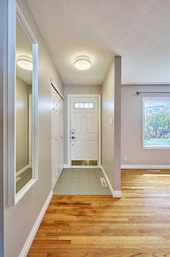 612 101 Avenue Sw, Calgary, AB - Indoor Photo Showing Other Room