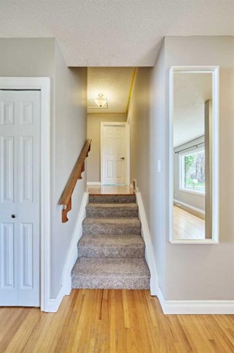 612 101 Avenue Sw, Calgary, AB - Indoor Photo Showing Other Room