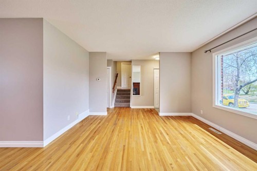 612 101 Avenue Sw, Calgary, AB - Indoor Photo Showing Other Room
