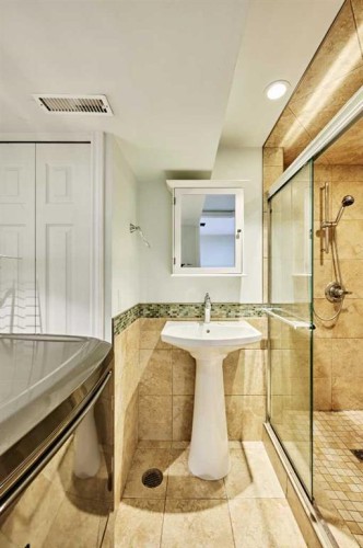 612 101 Avenue Sw, Calgary, AB - Indoor Photo Showing Bathroom