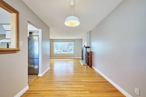 612 101 Avenue Sw, Calgary, AB - Indoor Photo Showing Other Room
