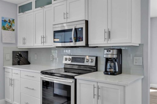 147 Hawkmere View, Chestermere, AB - Indoor Photo Showing Kitchen