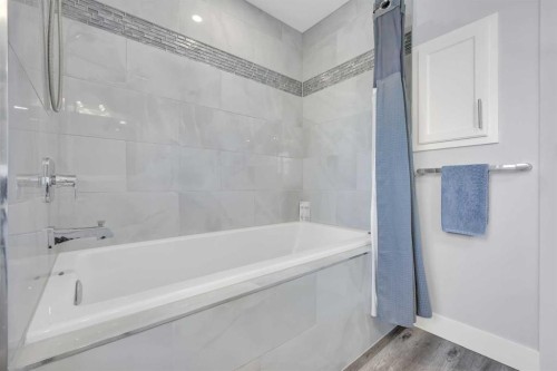 147 Hawkmere View, Chestermere, AB - Indoor Photo Showing Bathroom