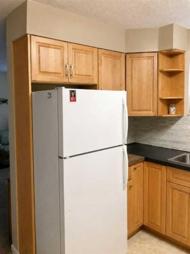 604 69 Avenue Sw, Calgary, AB - Indoor Photo Showing Kitchen