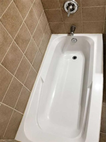 604 69 Avenue Sw, Calgary, AB - Indoor Photo Showing Bathroom
