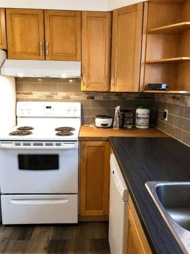 604 69 Avenue Sw, Calgary, AB - Indoor Photo Showing Kitchen