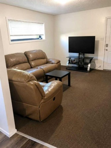 604 69 Avenue Sw, Calgary, AB - Indoor Photo Showing Living Room