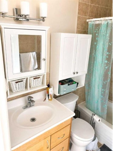 604 69 Avenue Sw, Calgary, AB - Indoor Photo Showing Bathroom