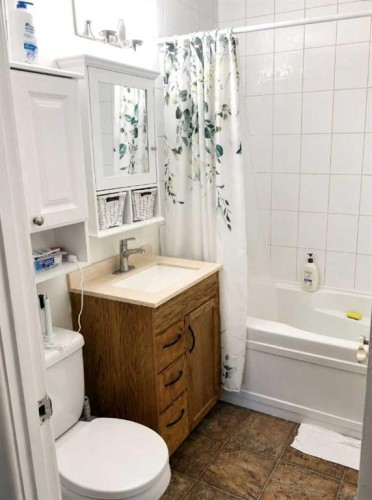 604 69 Avenue Sw, Calgary, AB - Indoor Photo Showing Bathroom