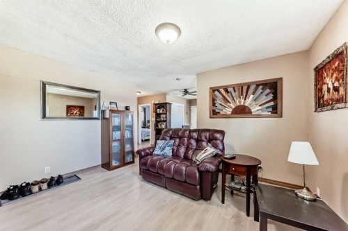 604 69 Avenue Sw, Calgary, AB - Indoor Photo Showing Other Room