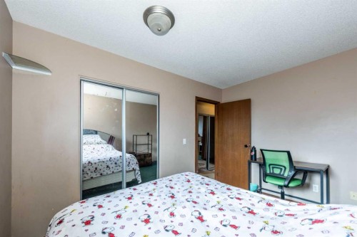 27 Ventura Way Ne, Calgary, AB - Indoor Photo Showing Bedroom
