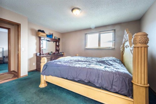 27 Ventura Way Ne, Calgary, AB - Indoor Photo Showing Bedroom