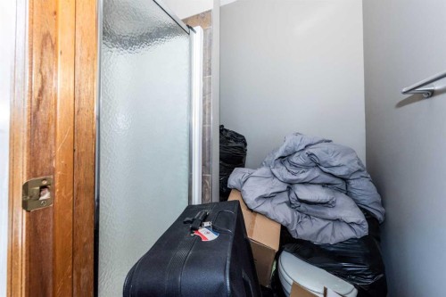 27 Ventura Way Ne, Calgary, AB - Indoor Photo Showing Bathroom