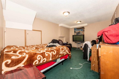 27 Ventura Way Ne, Calgary, AB - Indoor Photo Showing Bedroom